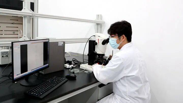 桌——中山大学海洋科学学院创新守护“蓝色粮仓”｜新华智见mg不朽情缘游戏平台把实验室搬到“塘头”让成果“游”上餐(图4)